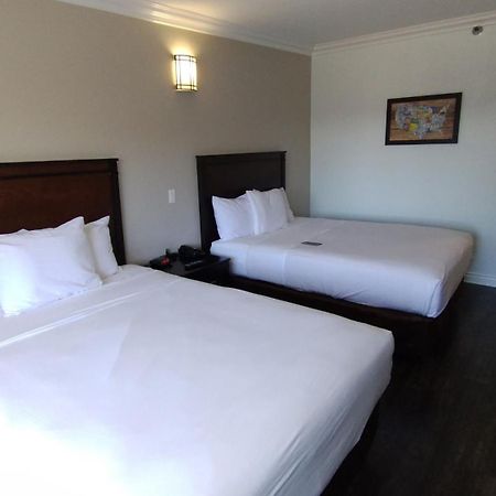 Hotel Baymont By Wyndham Ontario Esterno foto