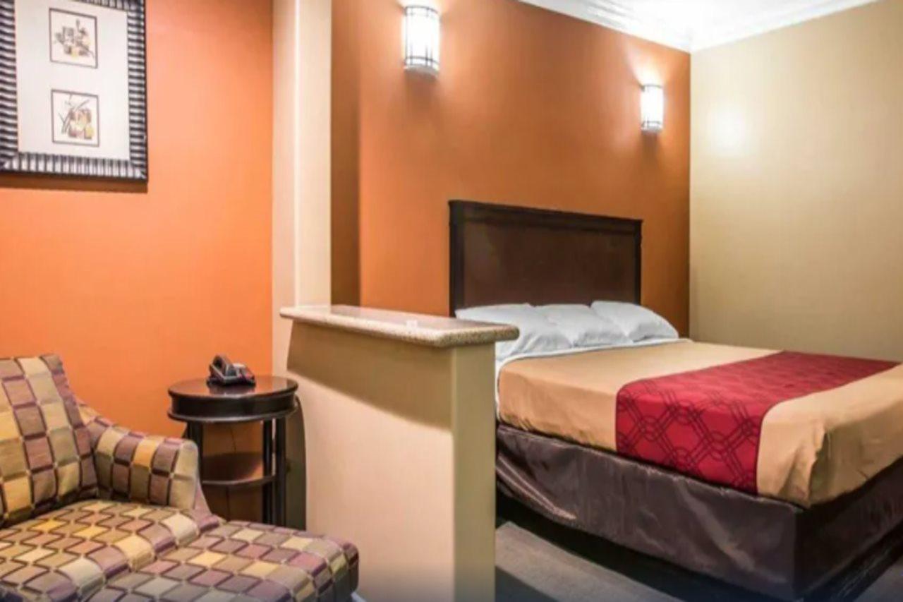 Hotel Baymont By Wyndham Ontario Esterno foto