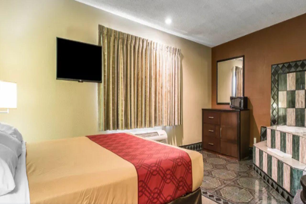 Hotel Baymont By Wyndham Ontario Esterno foto