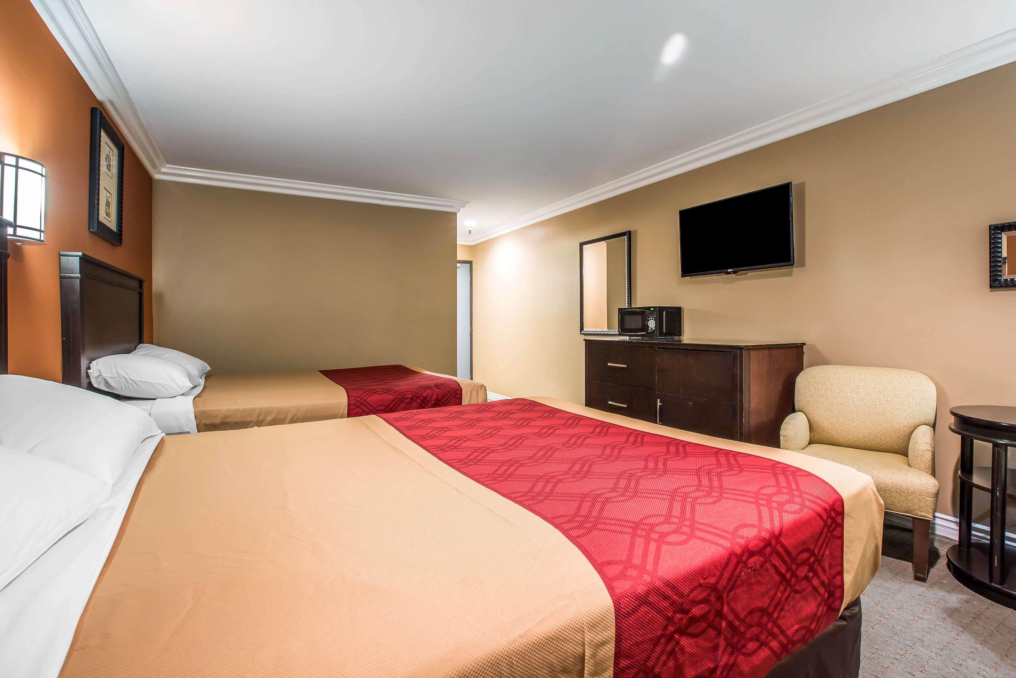 Hotel Baymont By Wyndham Ontario Esterno foto