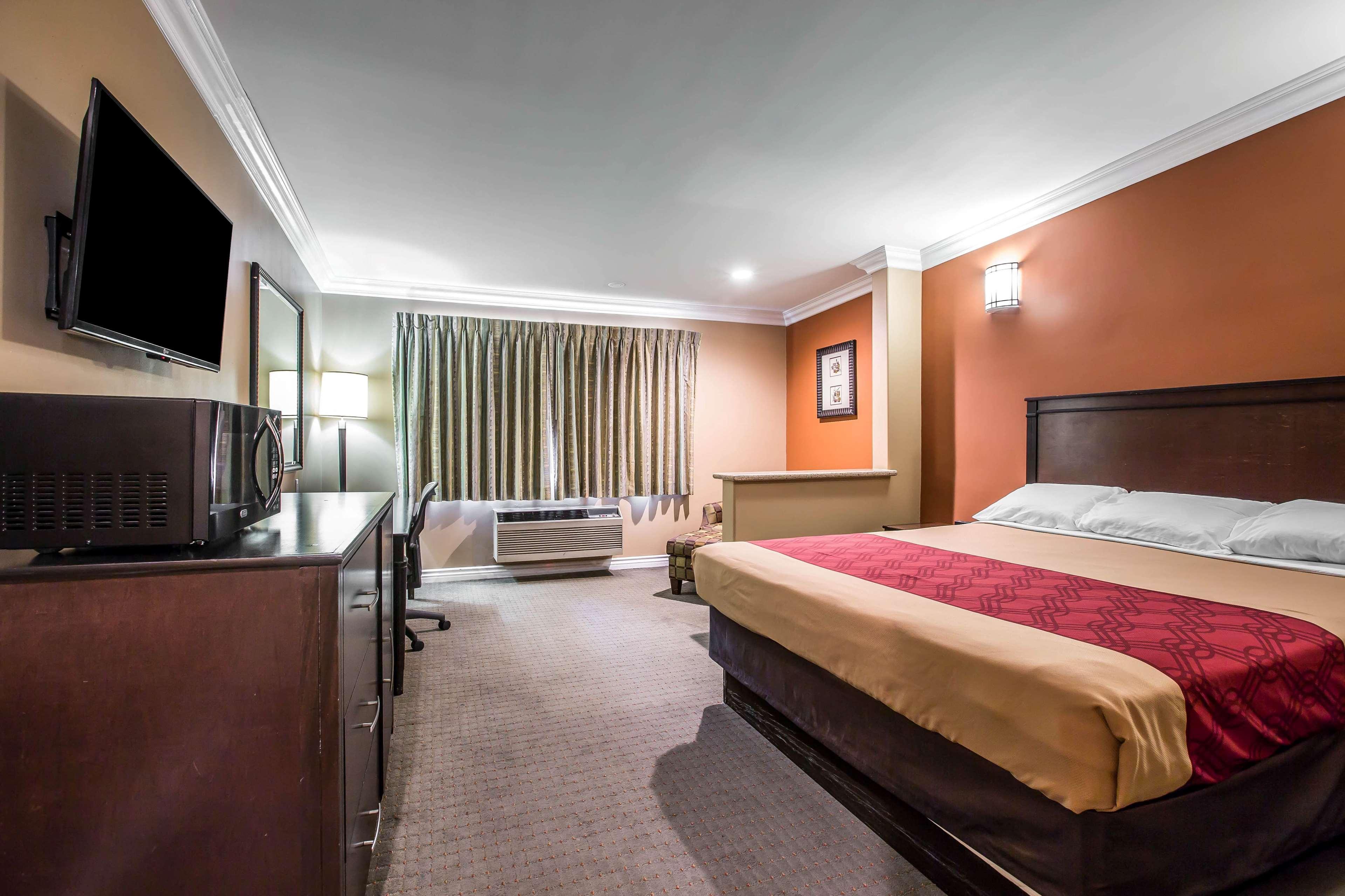 Hotel Baymont By Wyndham Ontario Esterno foto