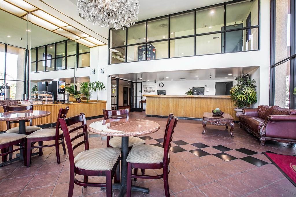 Hotel Baymont By Wyndham Ontario Esterno foto