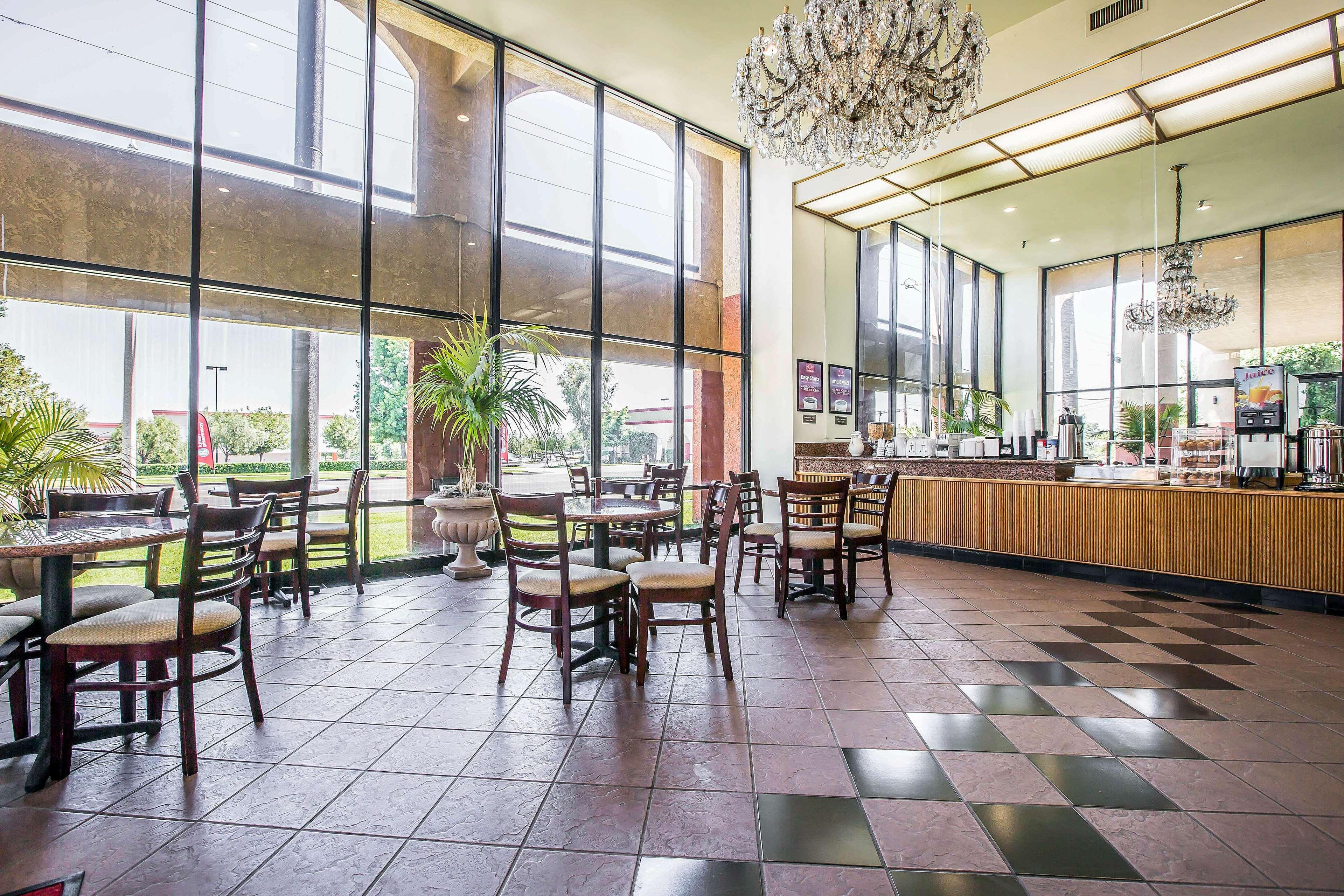 Hotel Baymont By Wyndham Ontario Esterno foto