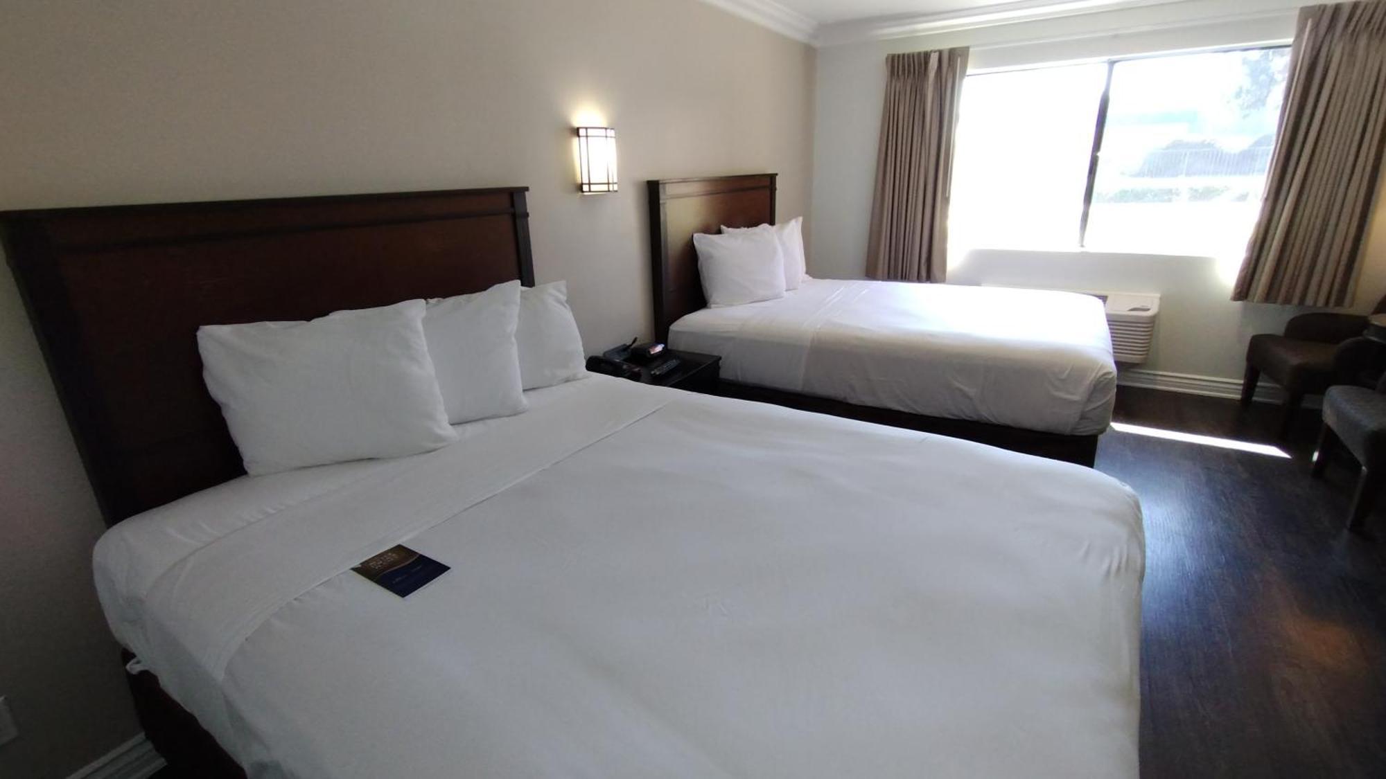 Hotel Baymont By Wyndham Ontario Esterno foto