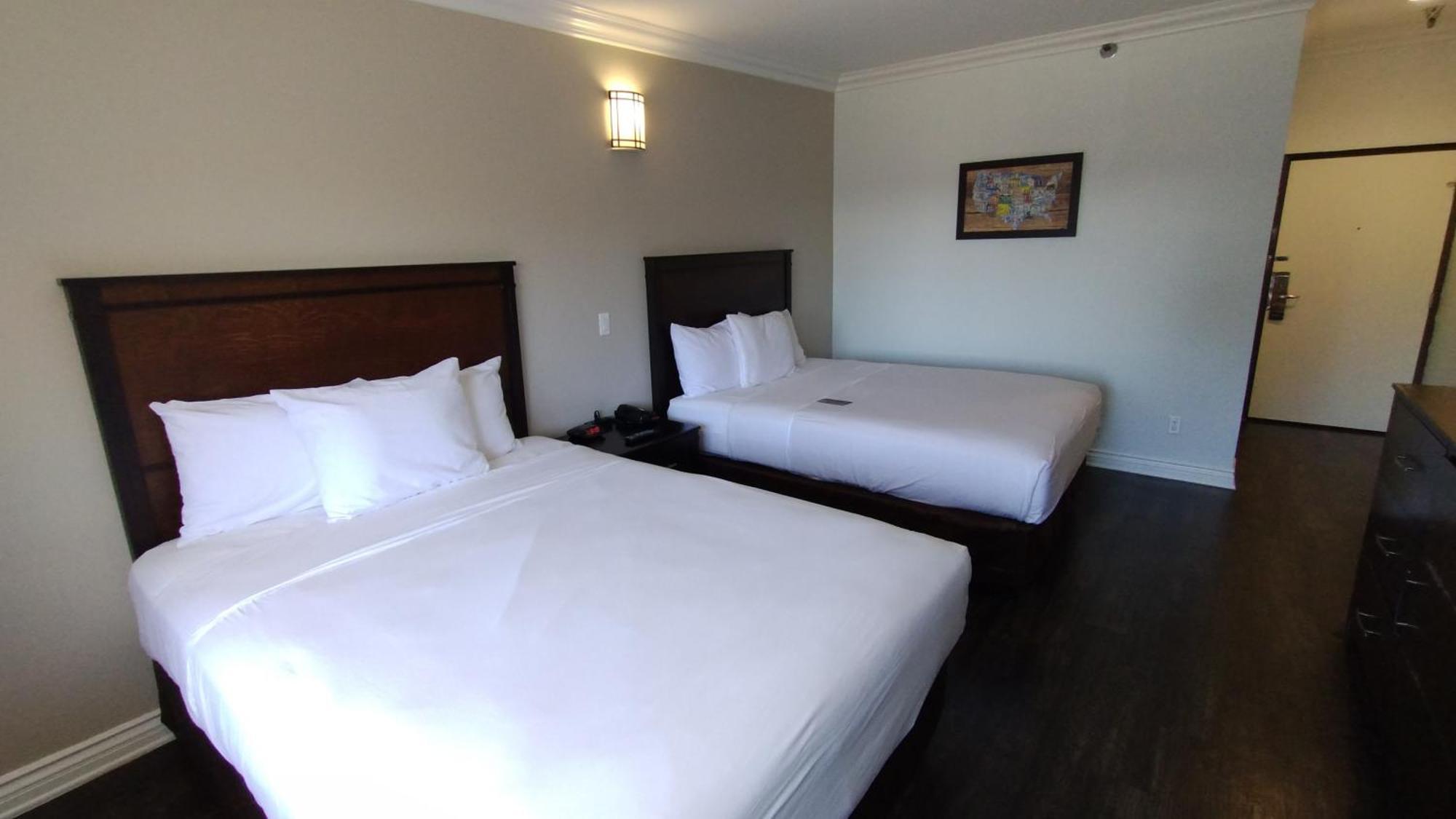 Hotel Baymont By Wyndham Ontario Esterno foto